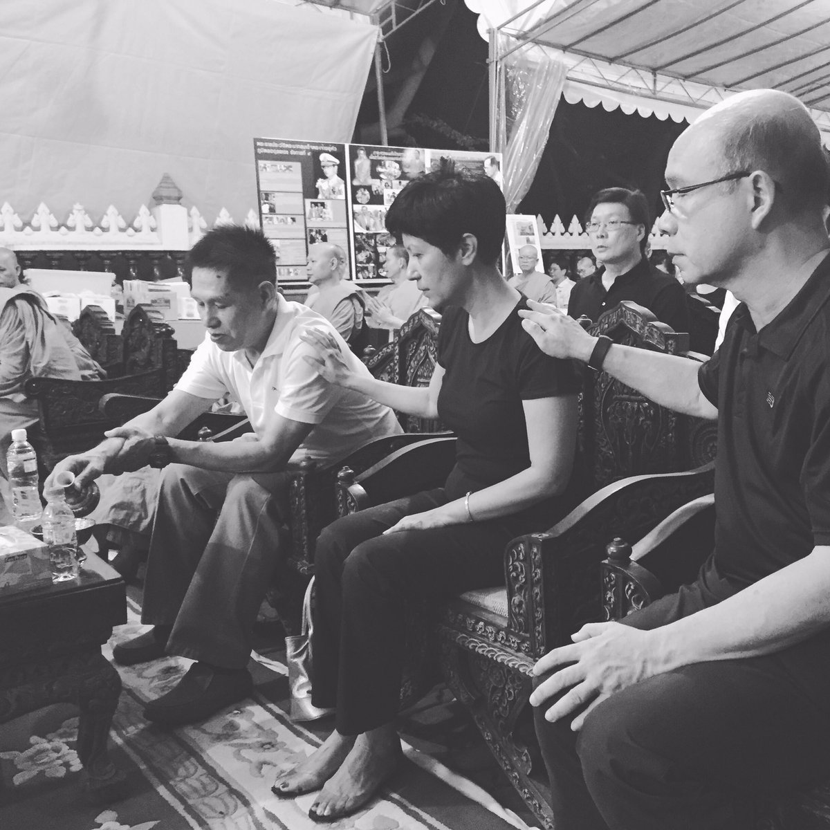 Joined residents and devotees at the Wat Ananda Temple to pay respects to the late Thai King, His Majesty King Bhumibol Adulyadej.