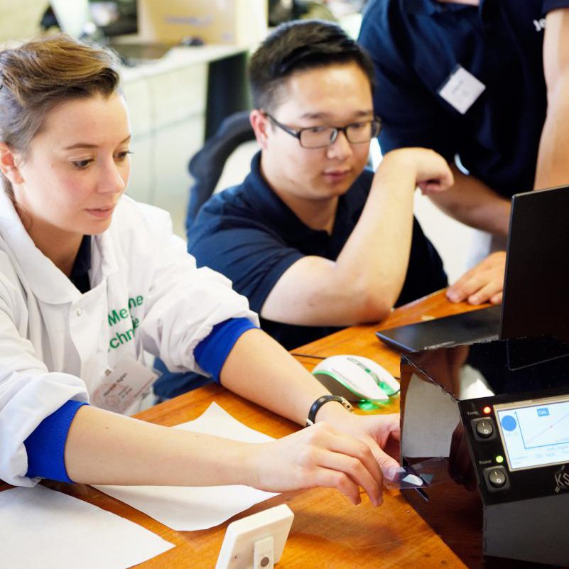 KU_Leuven's tweet photo. Studenten bouwen toestelletje om #nier-problemen te detecteren https://t.co/2Oe8lYpxQf https://t.co/yNLUp15e4L