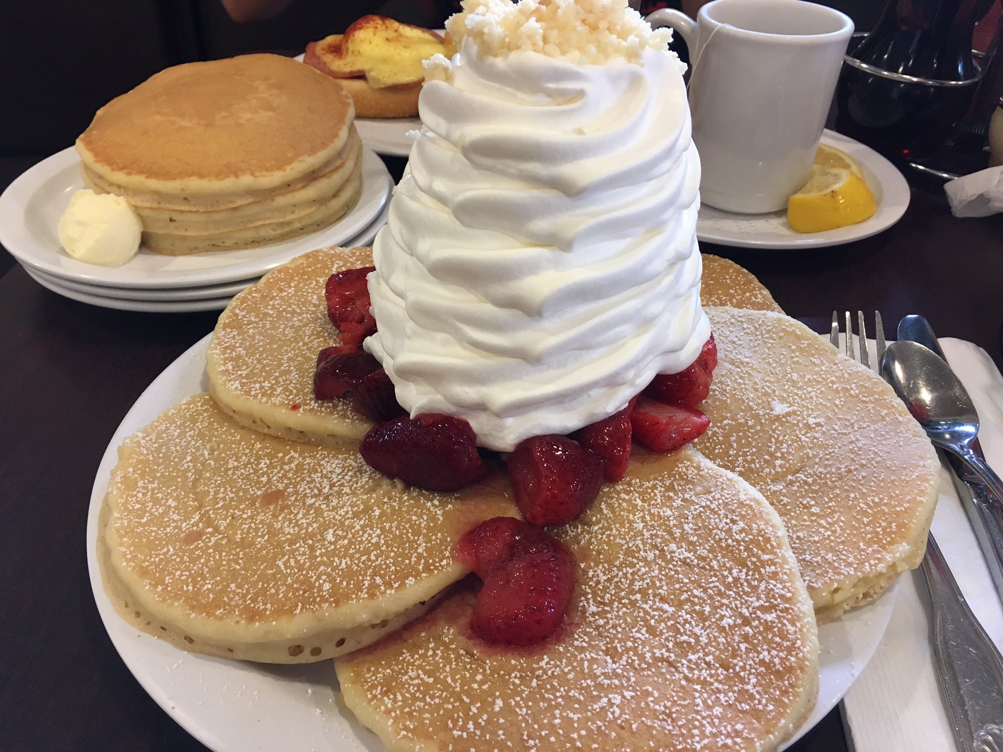 Twitter 上的 池田好正 パンケーキ 美味しかった でもコレって ホットケーキにいちごと生クリームを山盛りのせてるだけのようや T Co Fm0y4dmbdp Twitter