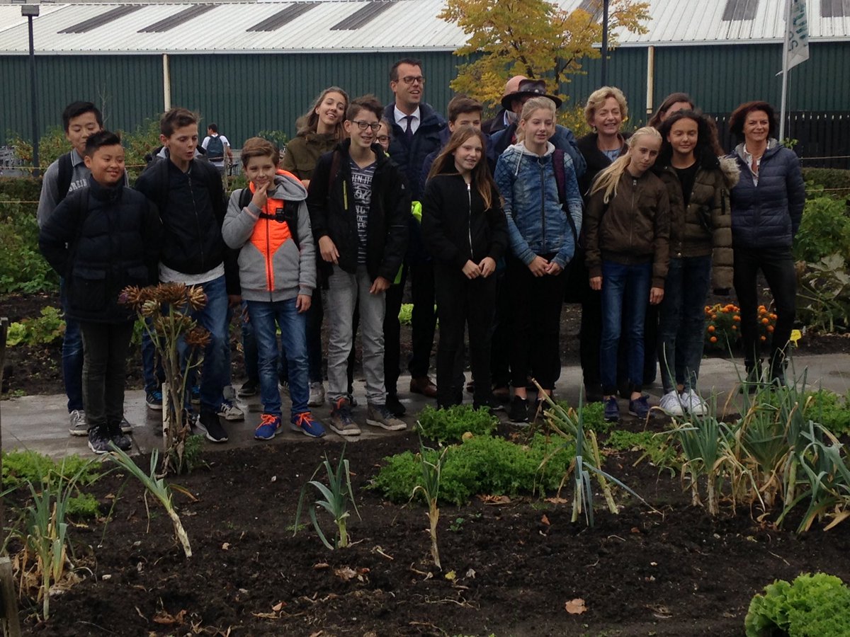 maakdeswitch's tweet photo. Met wethouder @derkalssema op bezoek bij dit mooie initiatief, @StadstuinGoes, tijdens de Wereldreis door Goes #halte3 https://t.co/HjILKJz4Lu