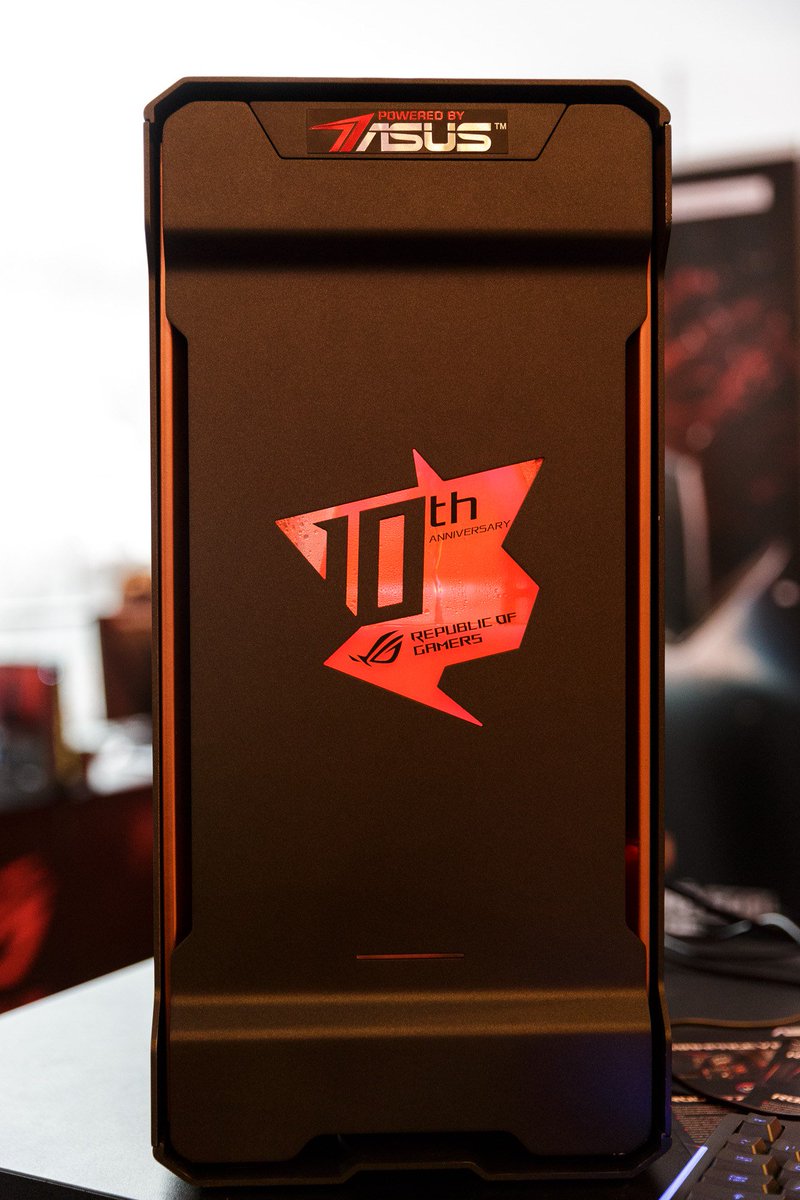 ASUS_ROG's tweet photo. Loving this build by mekatronix works w/ copper pipe liquid cooling and Aura lighting on the ROG #R5E10 and 2 x Strix GTX 1080s. #ModMondays https://t.co/mjhyGNaTak