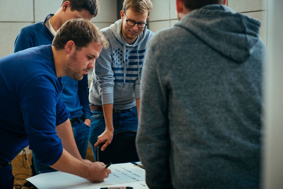 Fris &amp; uitgeslapen staan onze #hackathon deelnemers vandaag weer paraat.
Benieuwd hoe ze het zelf hebben ervaren? bit.ly/2emAaDj