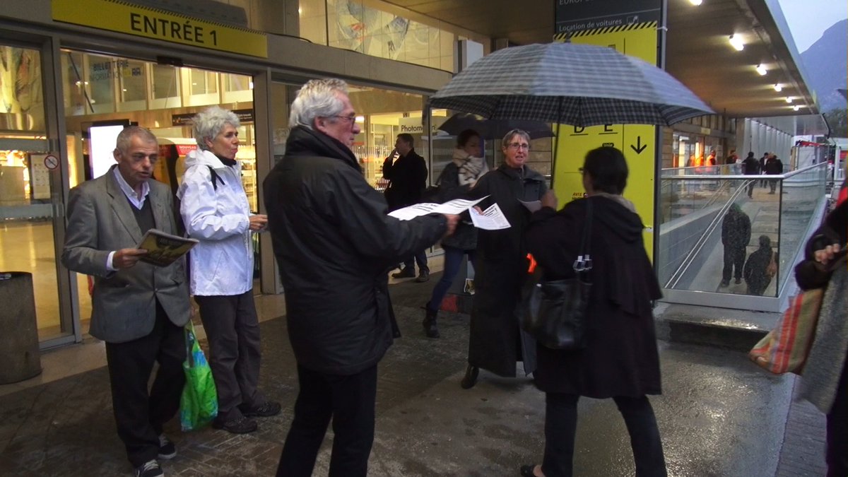placegrenet's tweet photo. Ce jour aux aurores, distribution de tracts par @PcfIsre et 
@FrontdeGauche38 pour la renationalisation des #autoroutes Cc 
@anniedavid38 https://t.co/PjI7mJfBs6