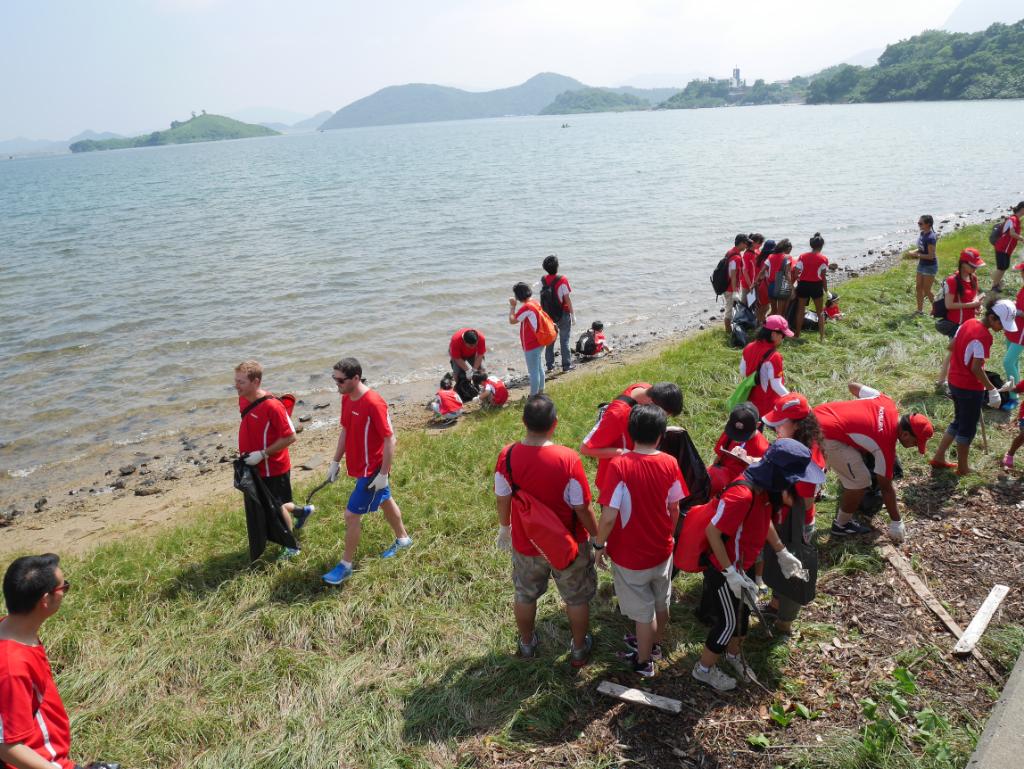 Nomura's tweet photo. Great day out in the #sun cleaning up Sha Lan #beach in #TaiPo with friends and family for our annual @HongKongCleanup #HKCleanup event https://t.co/rOo0fLZGZu