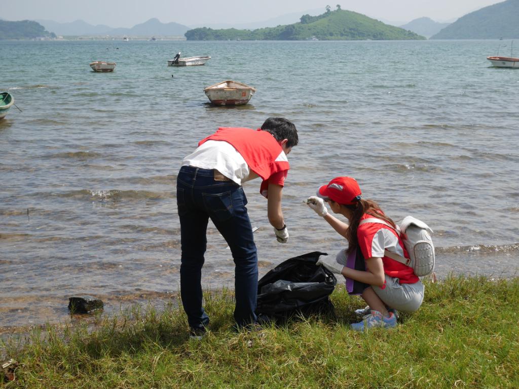 Nomura's tweet photo. Great day out in the #sun cleaning up Sha Lan #beach in #TaiPo with friends and family for our annual @HongKongCleanup #HKCleanup event https://t.co/rOo0fLZGZu