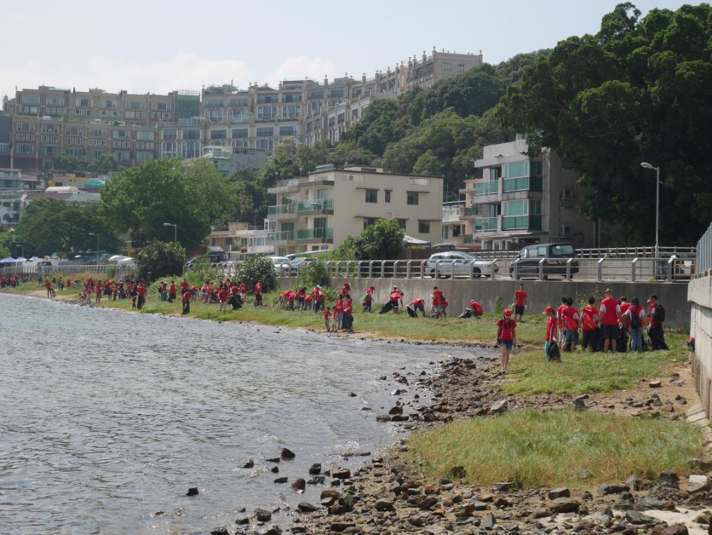 Nomura's tweet photo. Great day out in the #sun cleaning up Sha Lan #beach in #TaiPo with friends and family for our annual @HongKongCleanup #HKCleanup event https://t.co/rOo0fLZGZu