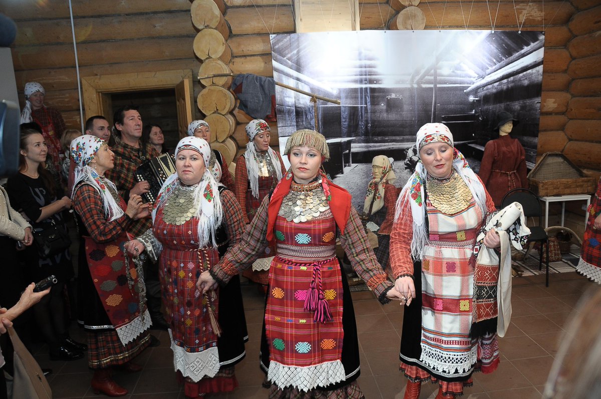 Ludorvay2015's tweet photo. В Архитектурно-этнографиче��ком музее-заповеднике «Лудорвай» состоялось открытие международной выставки «Мелодия жизни»-«Улонлэн крезьгурез» https://t.co/kuzlpmBqN6