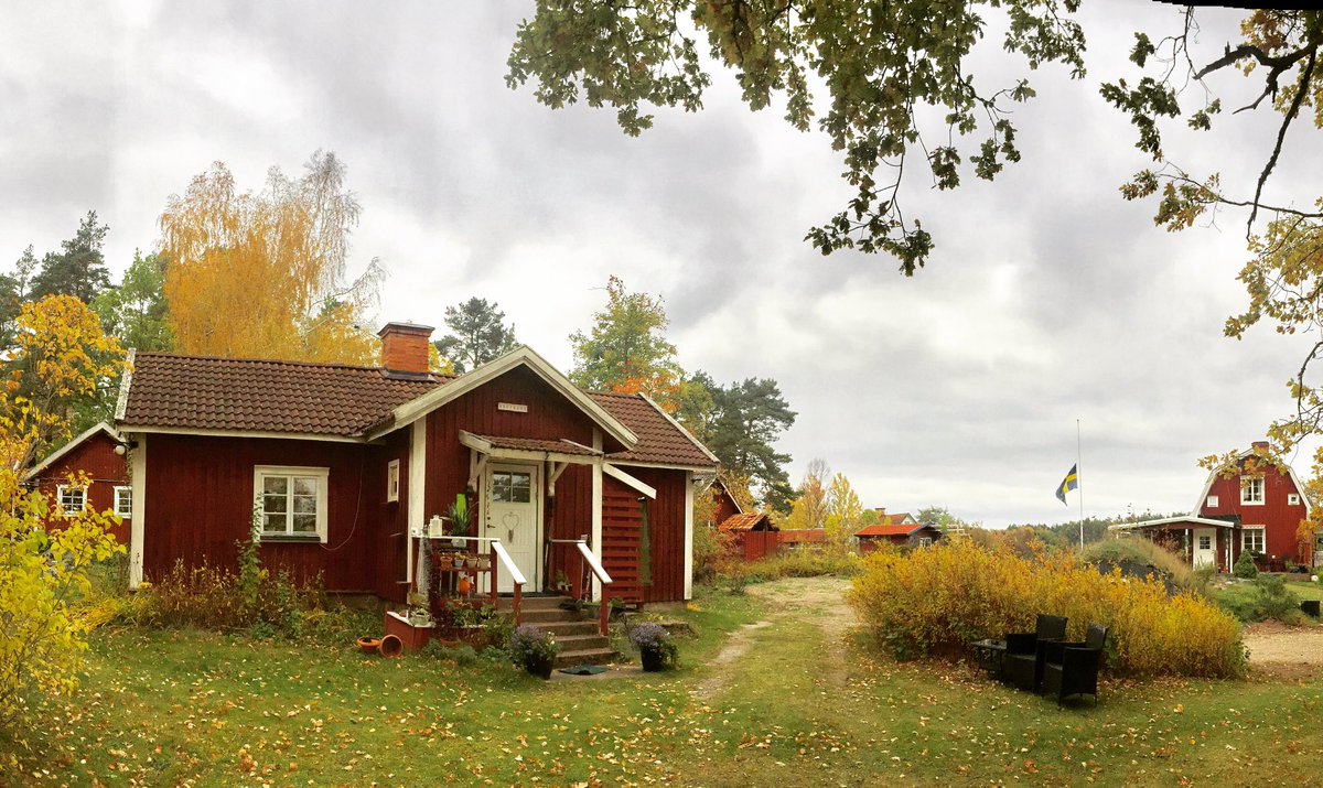 barzi3's tweet photo. Home sweet home 😍#sweden #fall #home #swedenhouse #fårhult #vastervik #fairytales #love #parentshouse #bosco #family #stuga https://t.co/w55fvEmg8r
