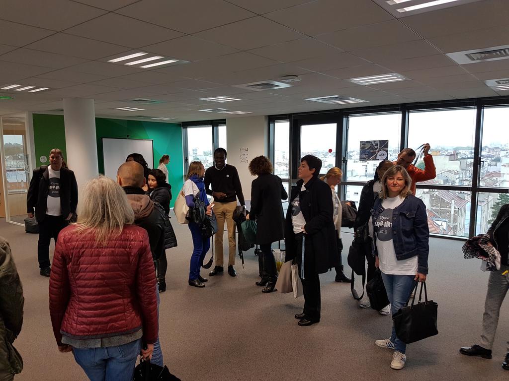 BlueLink_Group's tweet photo. Découverte des locaux avant de commencer à travailler sur les projets ! Pitch final : demain ! @BrainsWatt @NBlueOffice #OpenSprint https://t.co/nwrIK3dGuP