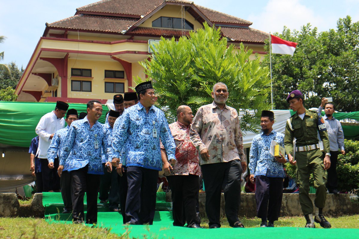 uin_salatiga's tweet photo. @lukmansaifuddin @ganjarpranowo @jateng persmian masjid At Thayar Kampus 2 @iain_salatiga brsm Atase Agama Kedubes Saudi Arabia https://t.co/Bl0Y9R2bYg