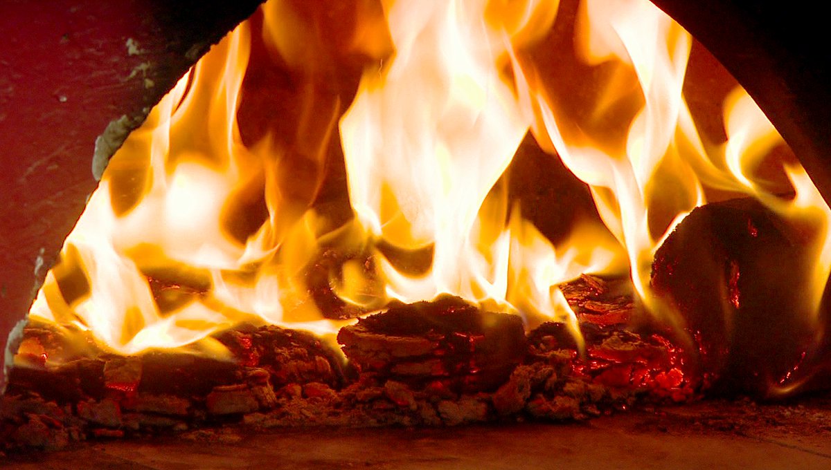 LogBarnUK's tweet photo. Normandy Briquettes are the perfect fuel for your pizza oven, see how much you can save https://t.co/h54OUy0Gxu #pizza #stonebaked #firewood https://t.co/TKFT4hFsQ8