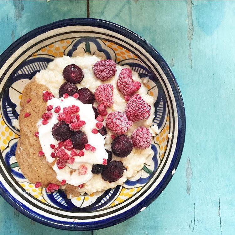 chicocowater's tweet photo. Monday mornings mean fuelling with our good friend porridge! Pretty bowls also help like this one @monaheep 👏🏽 #mondaymotivation https://t.co/XnxnvTvj3O