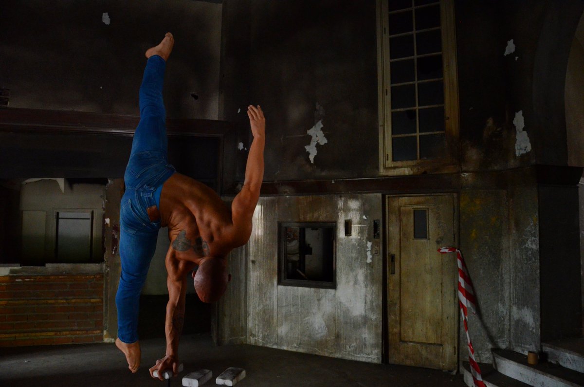 DeskoAmat's tweet photo. URBAN CIRCUS
Antigua estación del norte 
 #clandestinocabaret #handstand #mondaymotivation #rgascat #circus #BuenosDias https://t.co/9wdbttKM3s