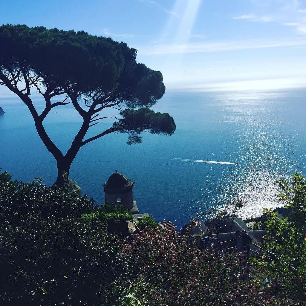 anniecoton's tweet photo. Parfois les clichés ont du bon .... #anniecotoninitalia #ravello https://t.co/nPvkO4Ib0G https://t.co/UUnv8TdRfA