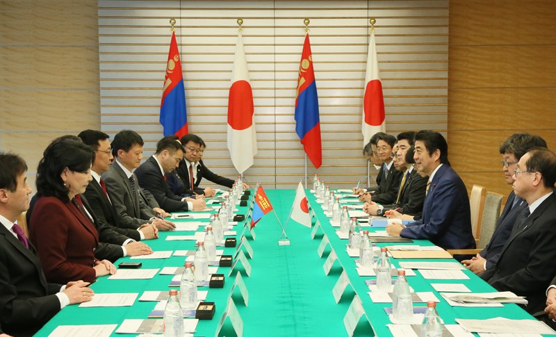 Prime Minister Abe met with Prime Minister Jargaltulga Erdenebat of #Mongolia in Tokyo on October 14. More: japan.kantei.go.jp/97_abe/actions…