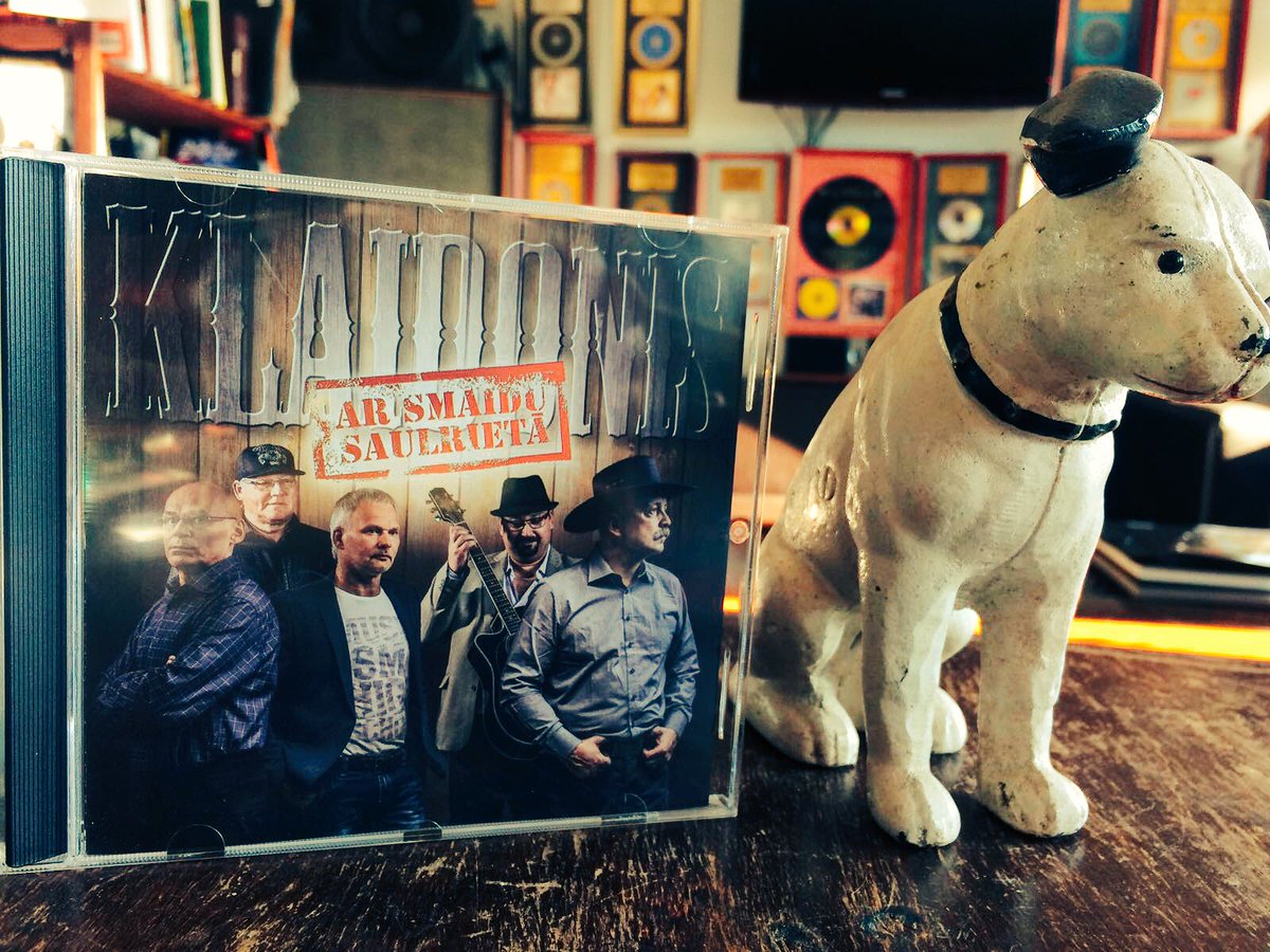 GuntarsRacs's tweet photo. Šodien klausos jauno @Klaidonis_grupa albumu #ArSmaiduSaulrietā . 11 jaunas dziesmas. Iespējams, labākais grupas albums līdz šim #Klaidonis https://t.co/QrOrjVlCXu