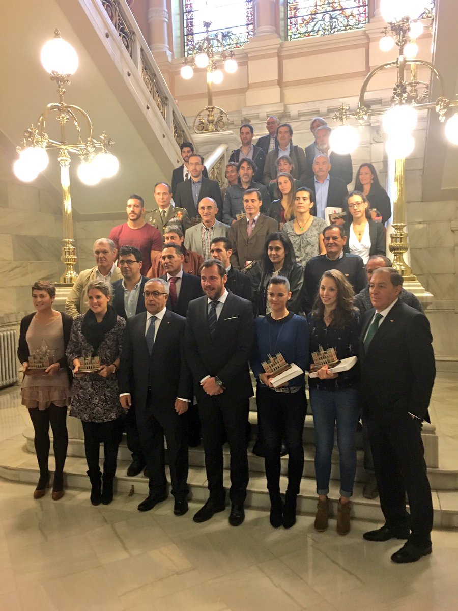 Foto de familia de los #OlímpicosVallisoletanos, con <a href="/oscar_puente_/">Óscar Puente</a> <a href="/alberbustos/">Alberto Bustos</a>, #JoséMiguelOrtega y #Presidente <a href="/COE_es/">Comité Olímpico Español</a> #AlejandroBlanco