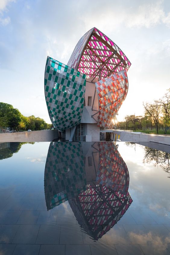 La Fondation Louis Vuitton resplendit! 👠

Bonne journée sur quejadore.com 😙

(Photo: Daniel Buren)