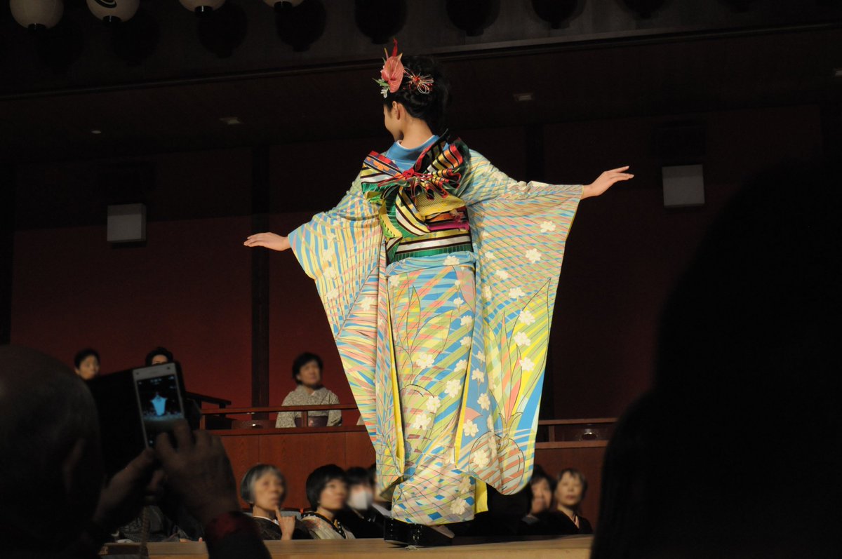 ট ইট র 加賀友禅スタッフ 世界はきっと ひとつになれる イマジン ワンワールド Kimonoプロジェクト 石川県立音楽堂邦楽ホールにて6点がお披露目されました 12代ミス加賀友禅 飴谷郁もモデルとして 加賀友禅技術保存会会長である中町博志先生の振袖