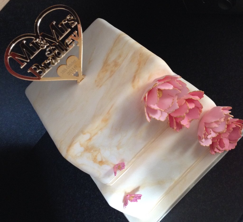 cake_gem's tweet image. Metallic Gold marbled wedding cake, #beautiful!
Can be marbled with 2 colours or any other colour, starting from £300