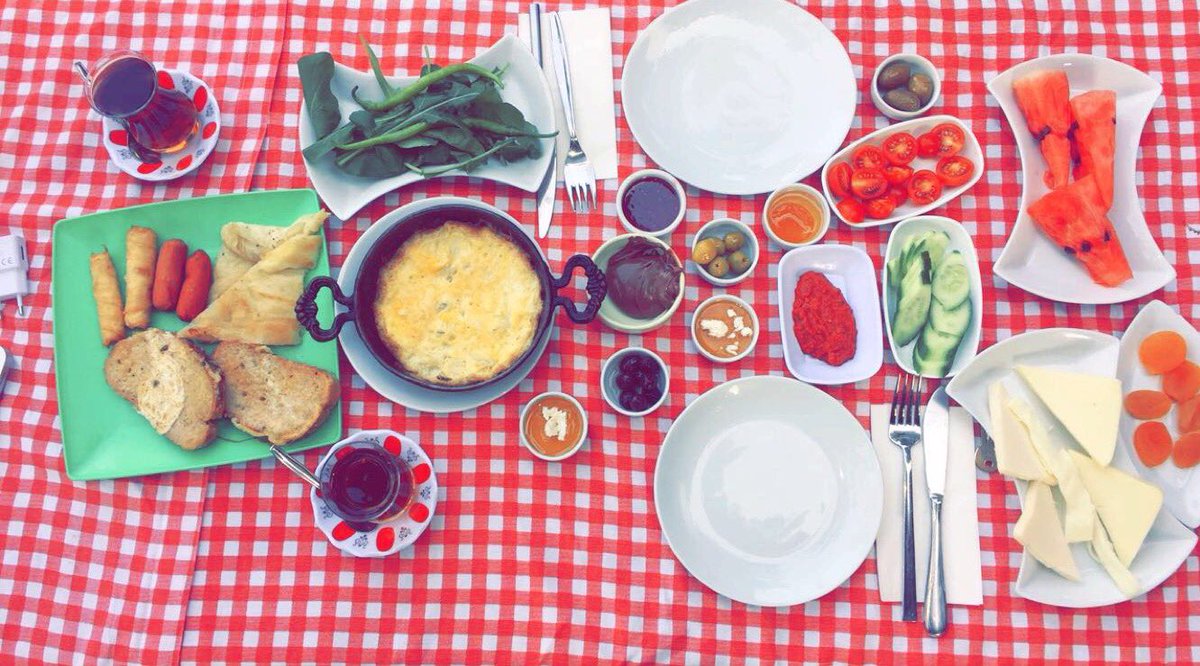 Kafe Pi Bornova'nın muhteşem kahvaltısı için hala geç kalmadınız, kahvaltı servisimiz her gün 15:00'e kadar devam ediyor 🤗🤗