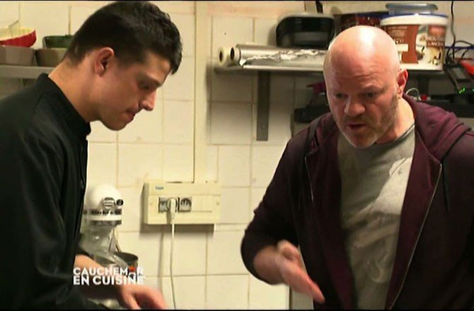 Pingoopathe's tweet photo. -Kevin c'est quoi cette sauce dégueulasse? 
-C'est vous chef, z'avez dit "fermez la, épicez tout !"
-ET PIS C'EST TOUT! 
-J'en remets?
-... https://t.co/Pso06LYtGF