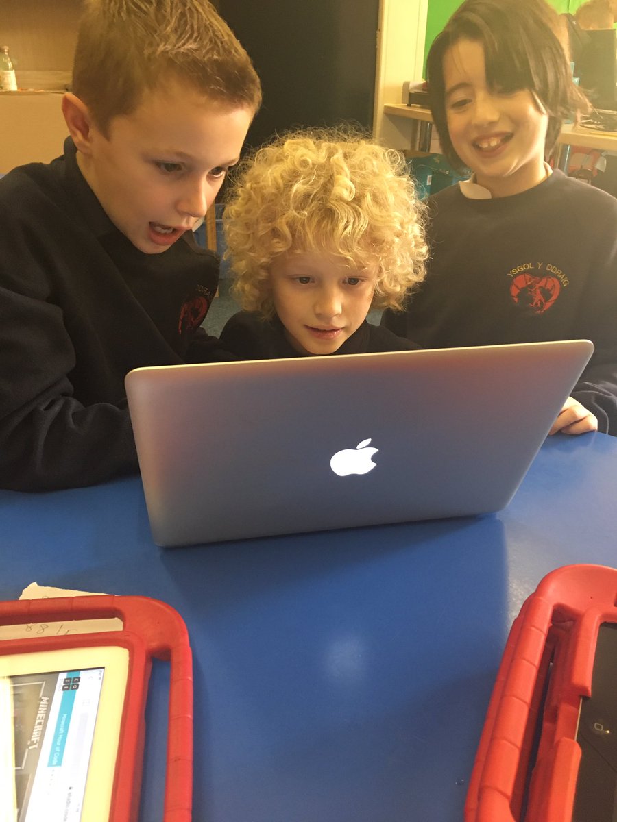 ysgolyddraig's tweet image. #Teifi working together and enjoying coding @codeweekUK #codeweek2016