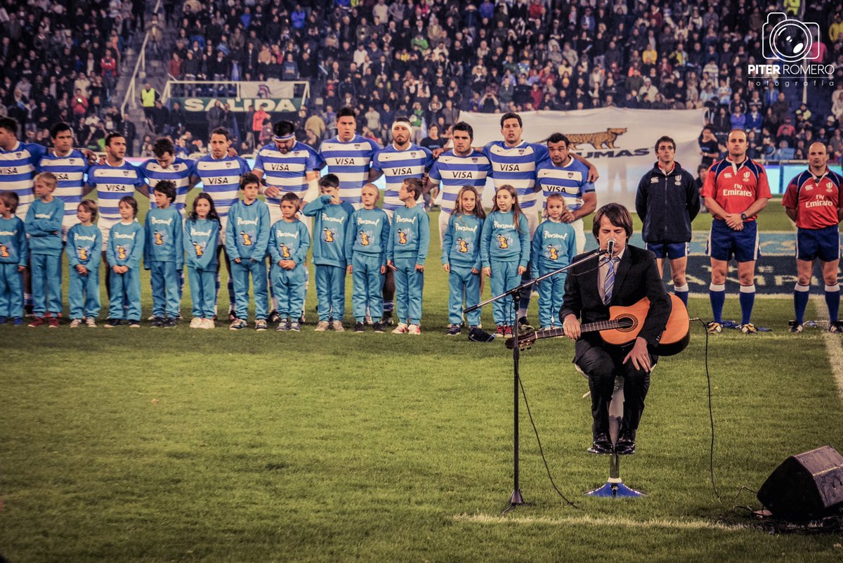 NahuelPennisi's tweet photo. Les comparto unas  imágenes de un momento inolvidable para mi vida
Entonando el himno nacional  y apoyando a los #lospumas.
@unionargentina https://t.co/NgQw6gQErE
