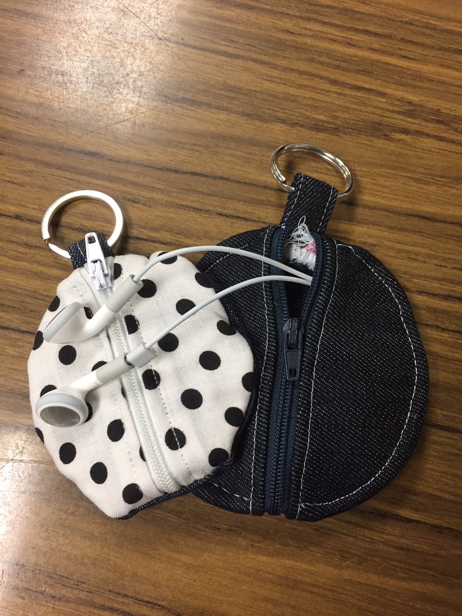 a_dethomasis's tweet photo. 🎧Need a place to keep earbuds?🎧Gr.12 World of Fashion used a zipper foot to sew zippered earbud case. Great work!! #organizedstudents https://t.co/y7REJ0JW8p