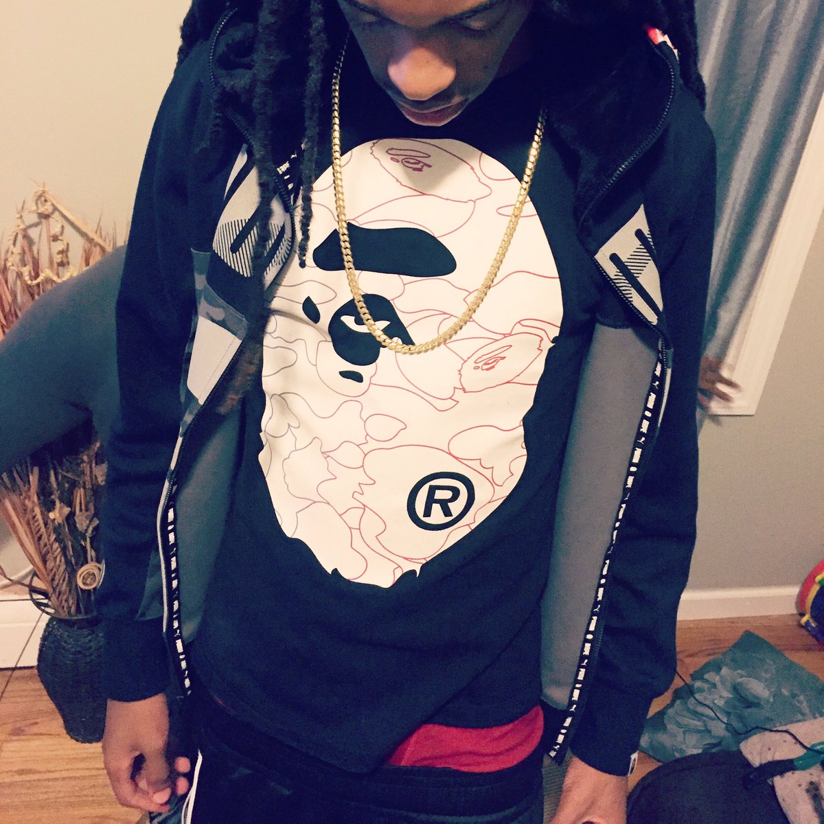 DuWop_DaDemon's tweet photo. BOSSING UP NOW ✨🎒 HANGING FROM MY NECK THATS A CUBAN✌🏽️ https://t.co/UrdZf9hhUa