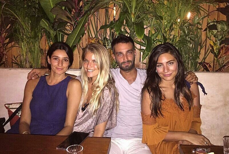 AnaBrecoWorldBr's tweet photo. Ana Brenda curtindo a mini férias com os amigos 👏 bem merecido! 🐙
#PasitoTunTun 😍

📷 IG: anabreco https://t.co/2rjuHWEo58