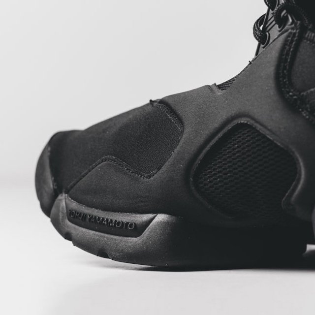Hervia's tweet photo. The #Kohna returns for #AW16 from Y-3 in a 'Triple Black' colour-way. Grab yours here → https://t.co/m5fcmBjDXf. Image via HighSnobiety. https://t.co/iHWYDwt4ep