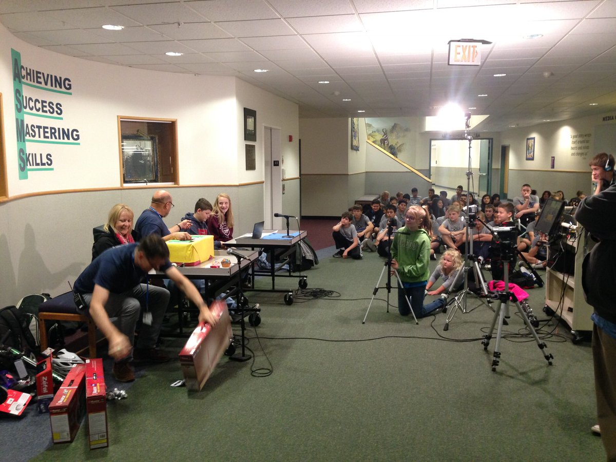 LoralynSpiro's tweet image. @spfldoregon Mayor Lundberg announcing @biketoschoolday winners @asmswolves @SpringfieldSRTS @SpringfieldPS @SafeRoutesPNW @springfieldtime