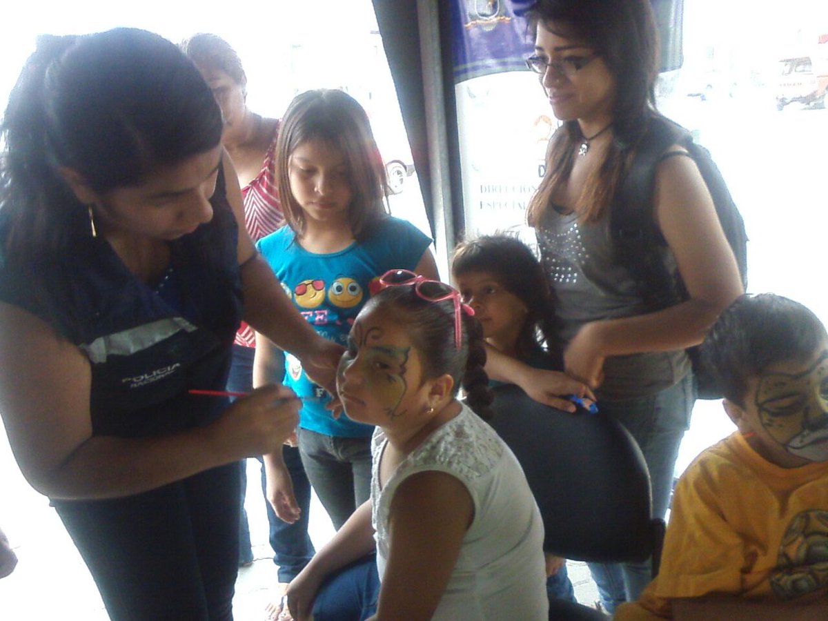 PoliciaEcuador's tweet photo. ¡Grandes y pequeños! Disfrutan de campaña #CuidandoDeTi en plaza cívica Eloy Alfaro #Portoviejo y además conocen servicios policiales. https://t.co/af04n4k6MU