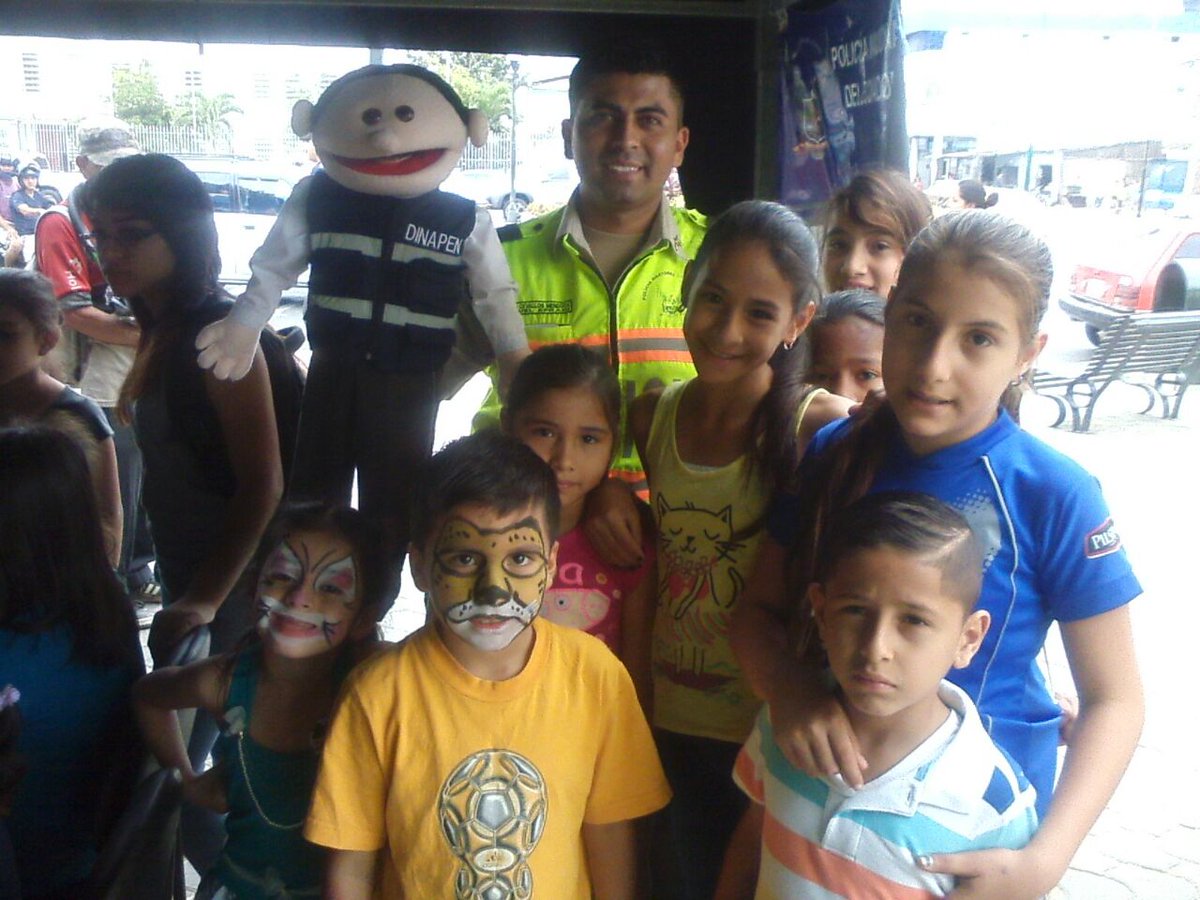 PoliciaEcuador's tweet photo. ¡Grandes y pequeños! Disfrutan de campaña #CuidandoDeTi en plaza cívica Eloy Alfaro #Portoviejo y además conocen servicios policiales. https://t.co/af04n4k6MU