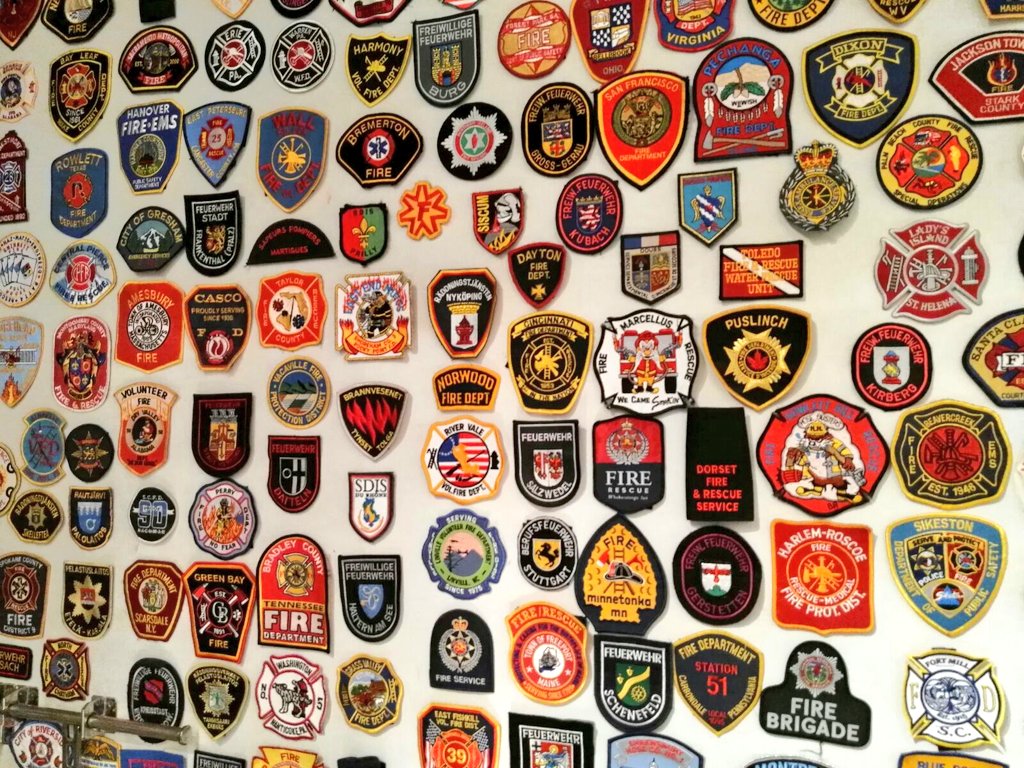 EmergenciasSJ's tweet photo. .@ChemaDireccion ha puesto una insignia del @SEMPC35  en el muro del @FDNY 🚒🚑, uno de los grandes servicios de emergencia del mundo 🌎 👏👏👏👏 https://t.co/DL02tiVZWv