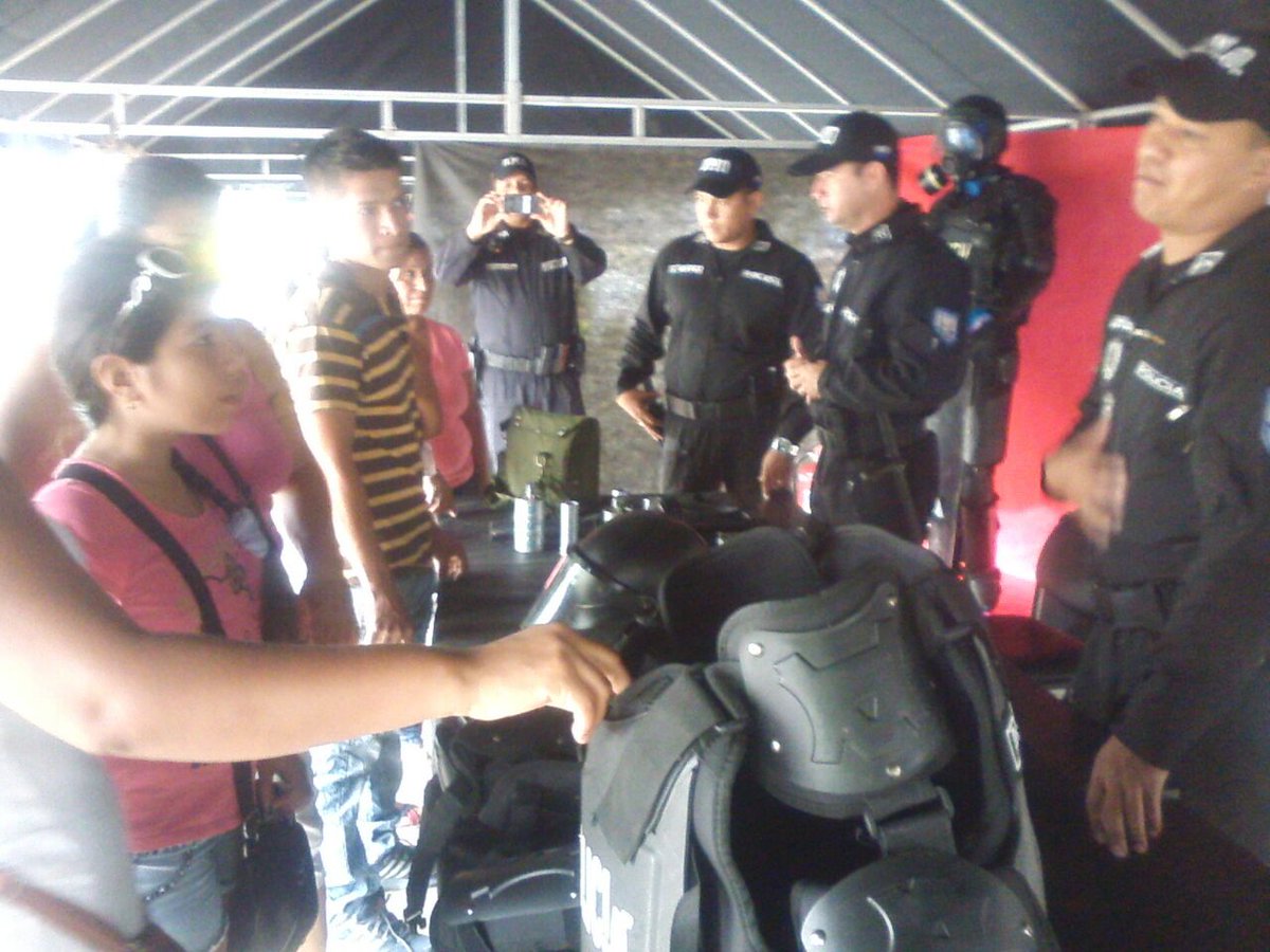 PoliciaEcuador's tweet photo. ¡Grandes y pequeños! Disfrutan de campaña #CuidandoDeTi en plaza cívica Eloy Alfaro #Portoviejo y además conocen servicios policiales. https://t.co/af04n4k6MU