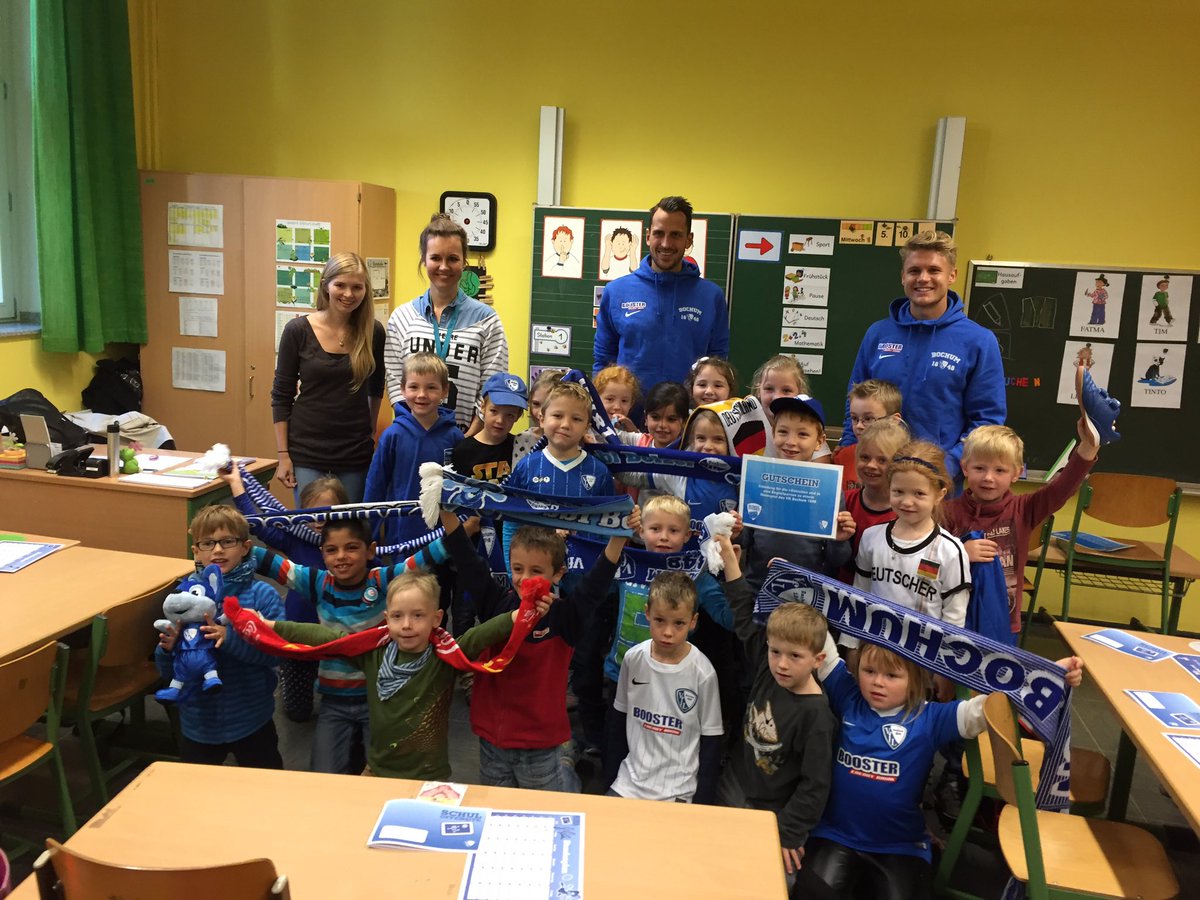 pfabian87's tweet photo. #SchulOffensive des @VfLBochum1848eV mit @amerkel52 😊👏🏻 #BobbyBolzer #idötzchen https://t.co/fG2UQqUbS8