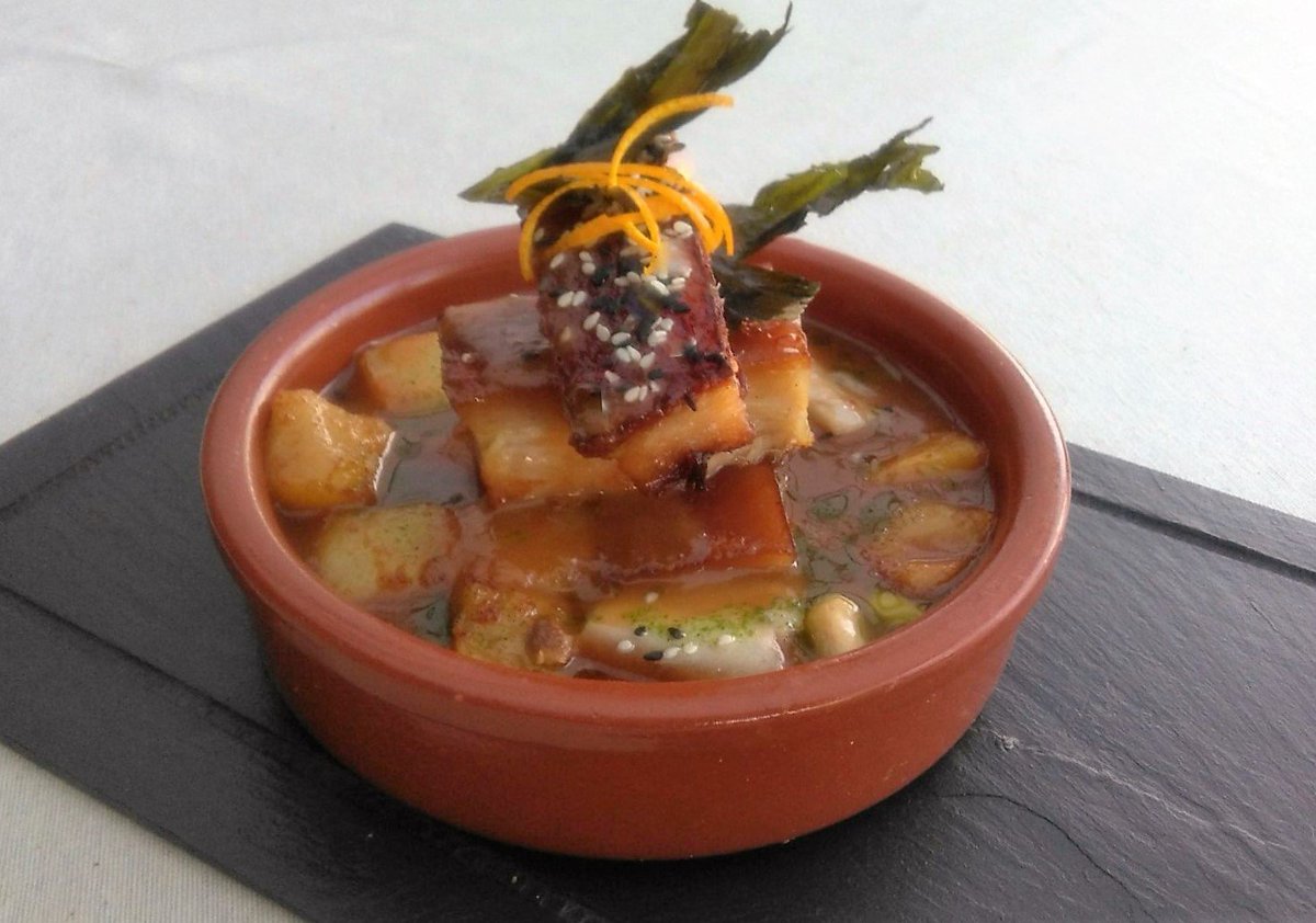 tascadonjose's tweet photo. Cazuelica Plaza del Castillo: Costilla de cerdo guisada con panceta confitada y polvo de corteza con toques de Asia (Vino: Marco Real c.pri) https://t.co/aUOzh3ciXI