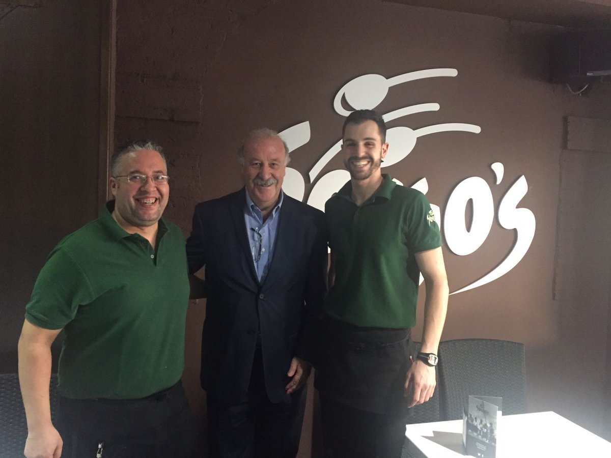 89Sorgos's tweet photo. Hoy hemos recibido una visita muy especial, de un grande en el mundo del fútbol y de toda salamanca,¡Grande Vicente Del Bosque! https://t.co/AF2eerHrlc