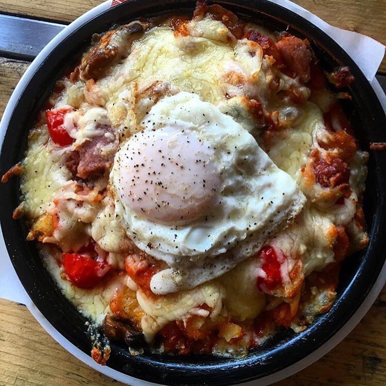 IndpndtLiv's tweet photo. So excited for these @PortlandSt358 breakfast fries to launch. Hash brown base, sausages, bacon, tomatoes, cheese and a fried egg 🍳 https://t.co/OtXCe4qLLy