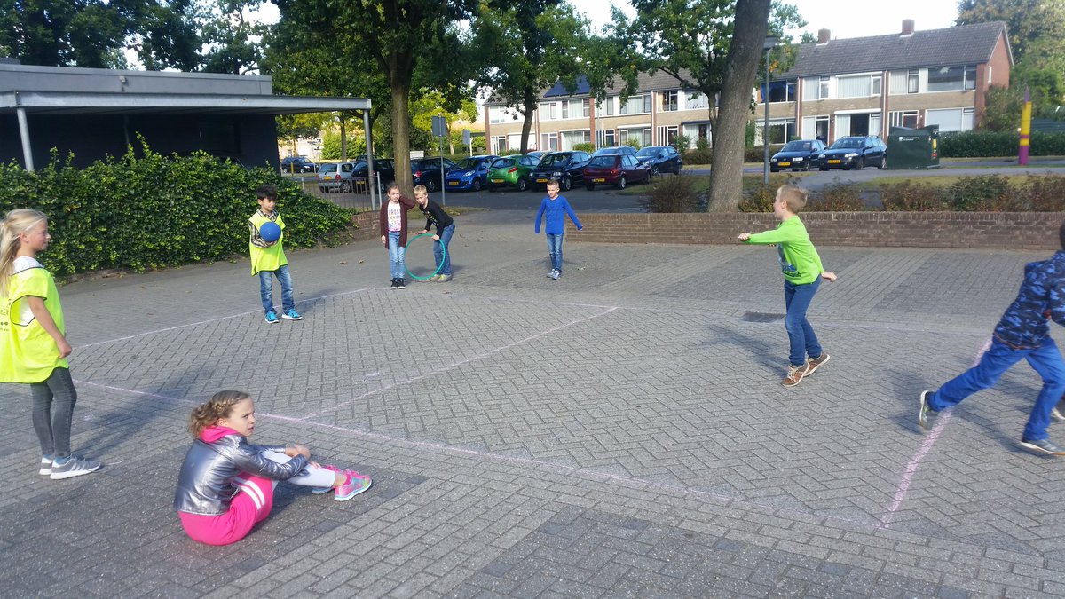 Wij hebben geen tafeltennistafel nodig voor rond de tafel. Wij spelen gewoon rond het veld! @BeweegWijs spelen in rood