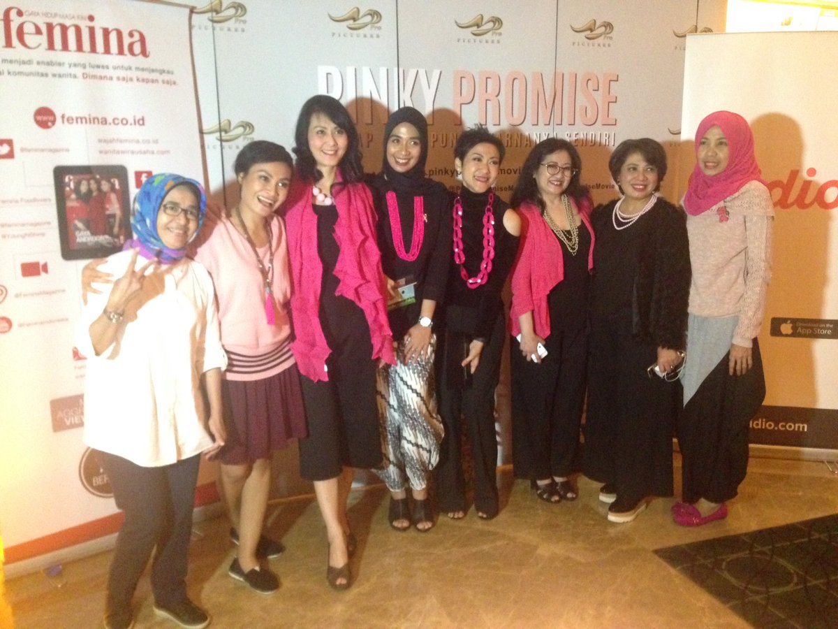 pinkypromisemov's tweet photo. Komunitas @LovepinkID sudah siap nonton #GalaPremierePinkyPromiseMovie 🙋🏿💖✨ https://t.co/lZNws9AAPn
