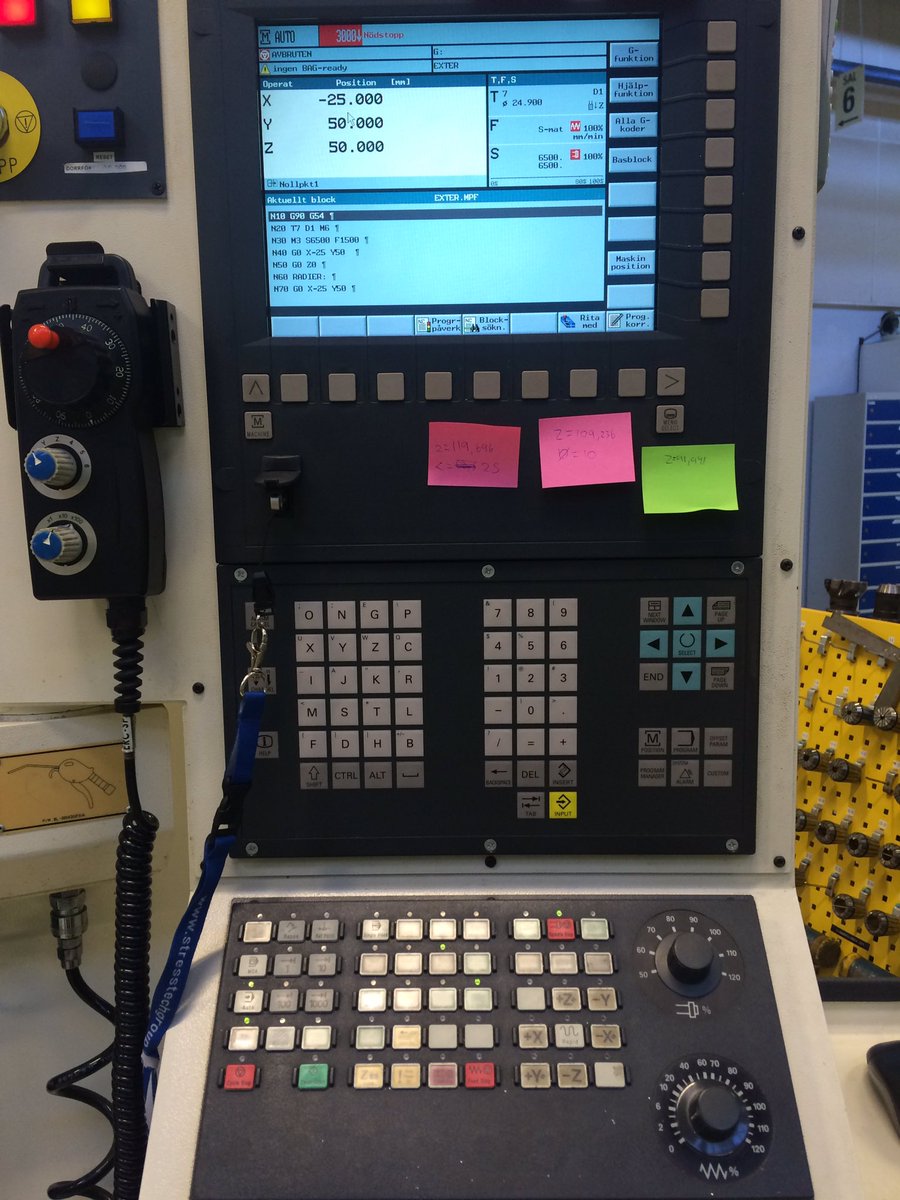FranssonPatrick's tweet photo. Industriprogrammering på Scania. Häftigt!! #rålambshovskolan #programmeringstockholm https://t.co/5q2rNbWefn