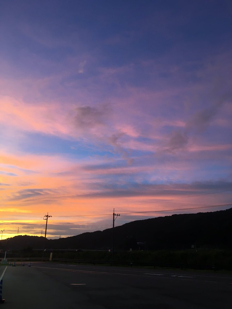 tom_tom_boy's tweet photo. 空の色が珍しいのでパシャリ。ってこれ台風の前触れやないか( ´~` )

けどグラデーション具合が素敵♡

#夕陽
#うっとり
#元気と勇気でる
#台風早く去りますように https://t.co/ibEuckFDL4