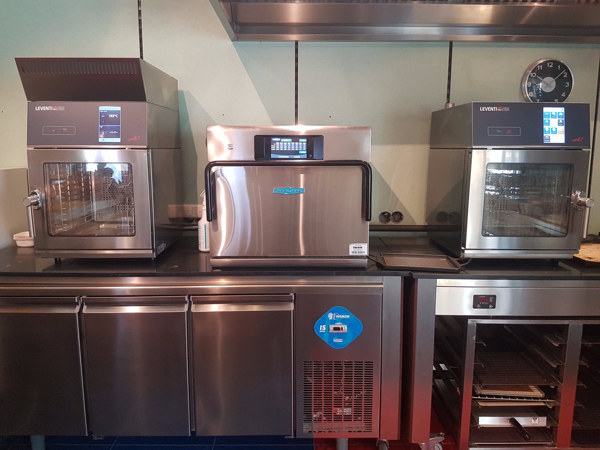 Een #turbochef in actie in de #improveandsimplify keuken van @LevensCBS  #highspeedoven #rapidcooking
Wat een #tijdswinst en #gebruiksgemak