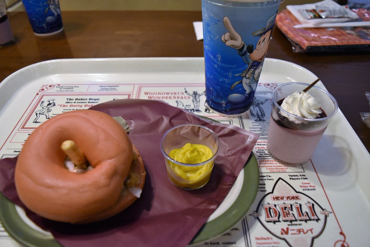 Naosuz 東京ディズニーシー ニューヨーク デリ で ウィックド ウィッチの魔法のリンゴをイメージしたスペシャルセットを食べました スーベニアランチケースも付けました 東京ディズニーシー スーベニアランチケース ハロウィン ディズニー