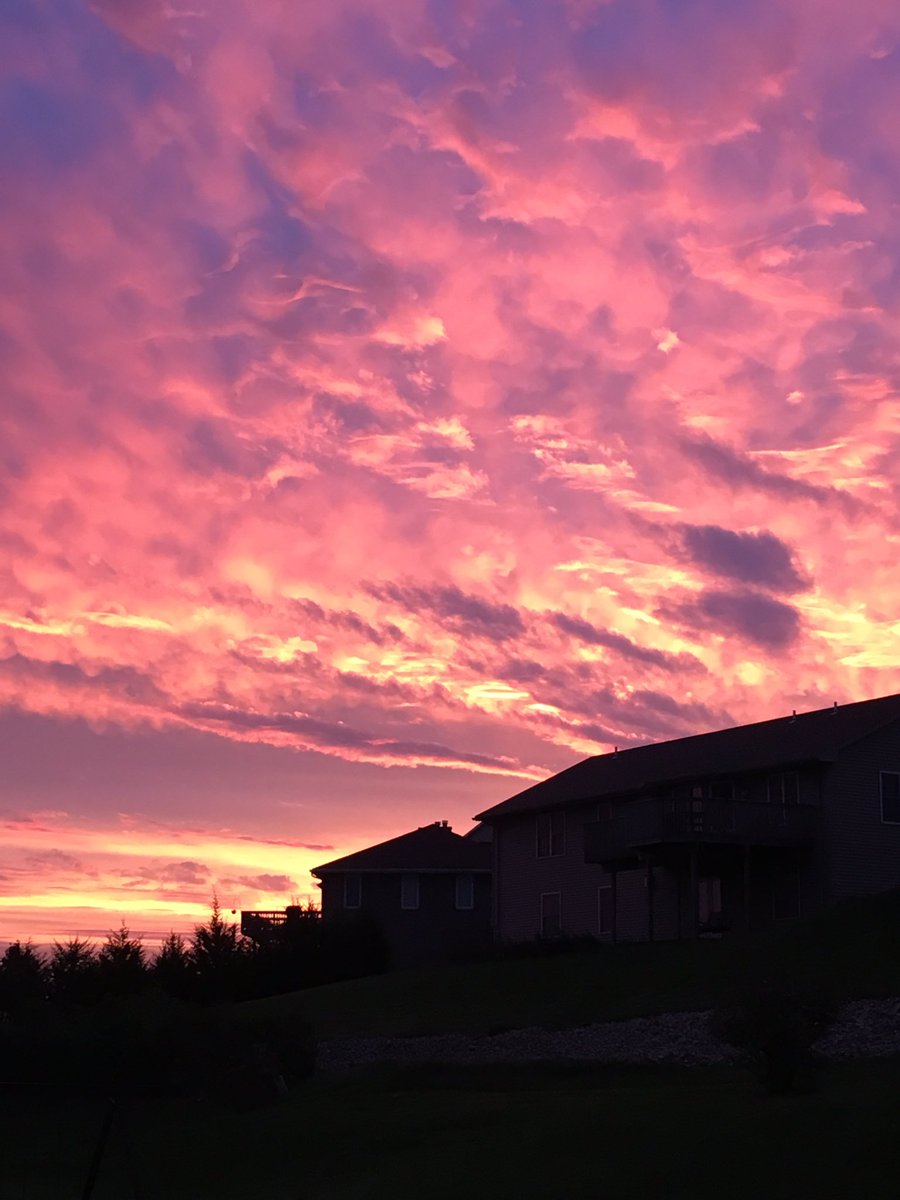 Bethanythrives's tweet photo. Wild lookin sky this morning #pretty #stormtheheavens #pink https://t.co/OjZr6VXGdS