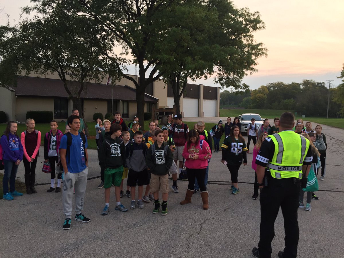 KeHaQkuqMS's tweet photo. Walk to school day!! #ksdpride #WalkToSchool https://t.co/Lhz7peBTHA