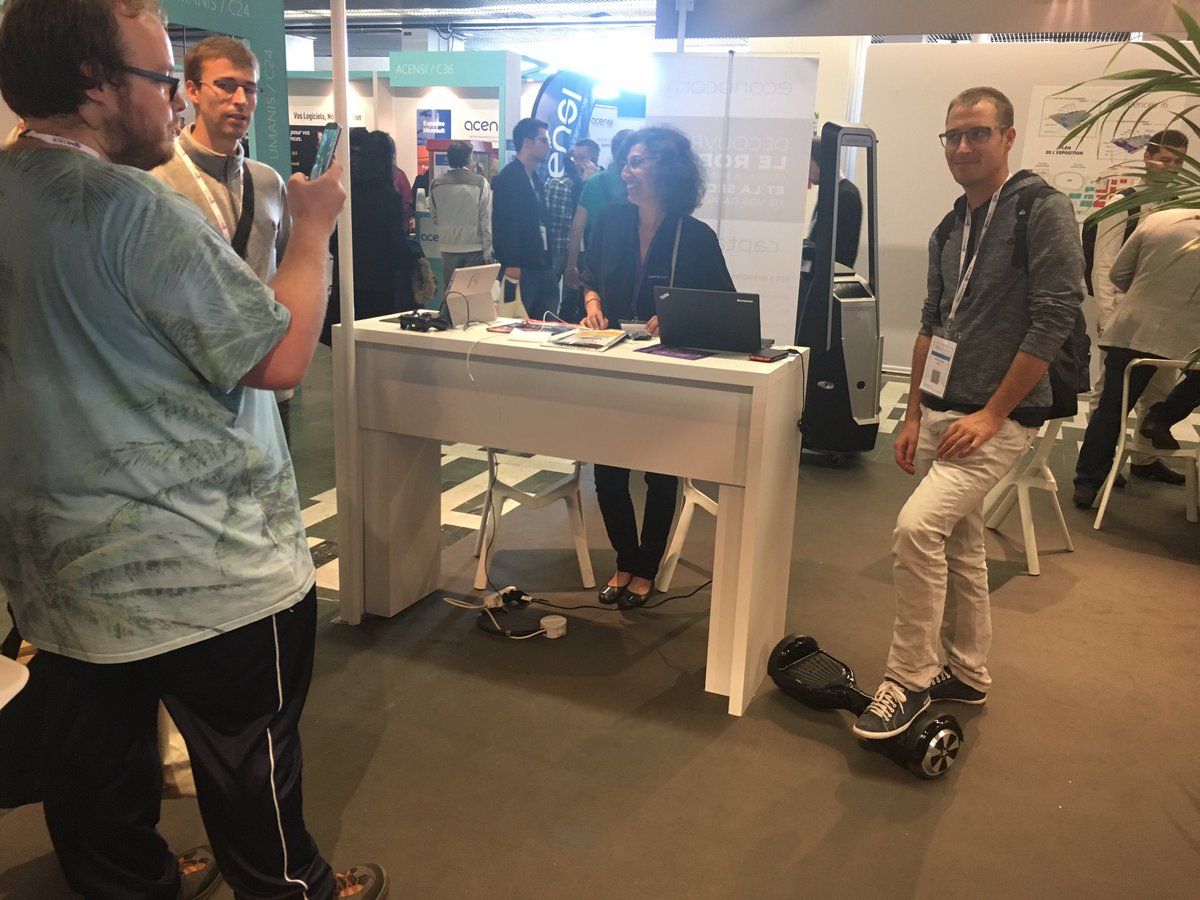 Infeeny_fr's tweet photo. Le concours pour gagner un #WinHOVERBOARD sur le stand P7 @Infeeny_fr aux #experiences de @microsoftfrance ça marche du tonnerre 👏 https://t.co/6bedZWY2F8